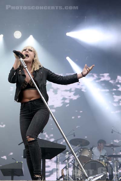 METRIC - 2019-07-20 - PARIS - Hippodrome de Longchamp - Main Stage 2 - Emily Haines - Joules Scott-Key